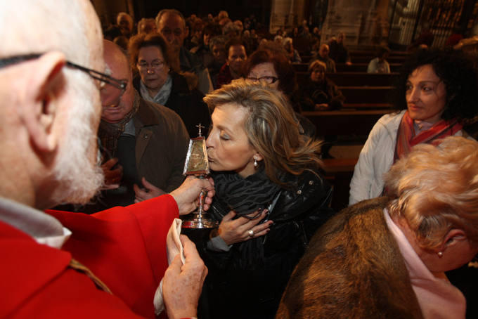 Besando la reliquia de San Blas en la Concatedral de Logroño